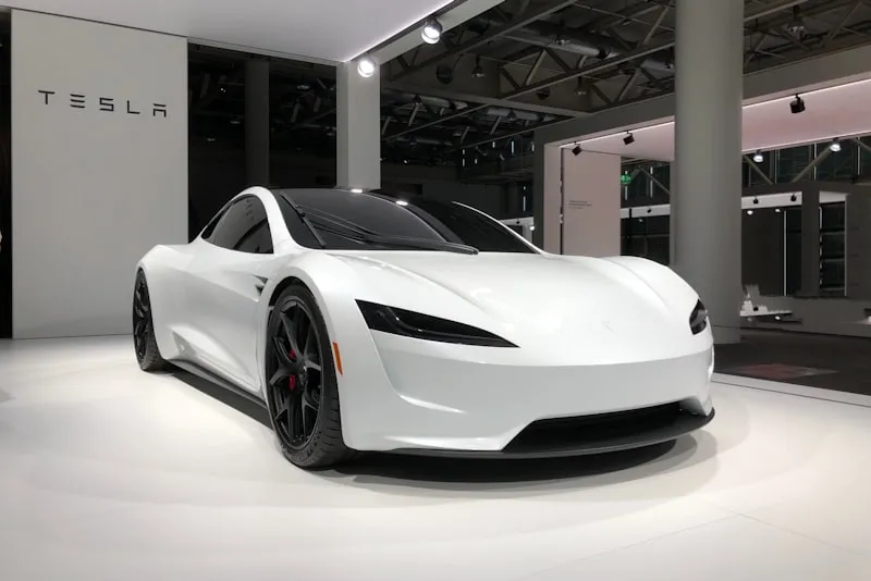 O mașină Tesla autonomă a refuzat să se miște din parcare în București până când șoferul nu i-a dat șpagă la paznic